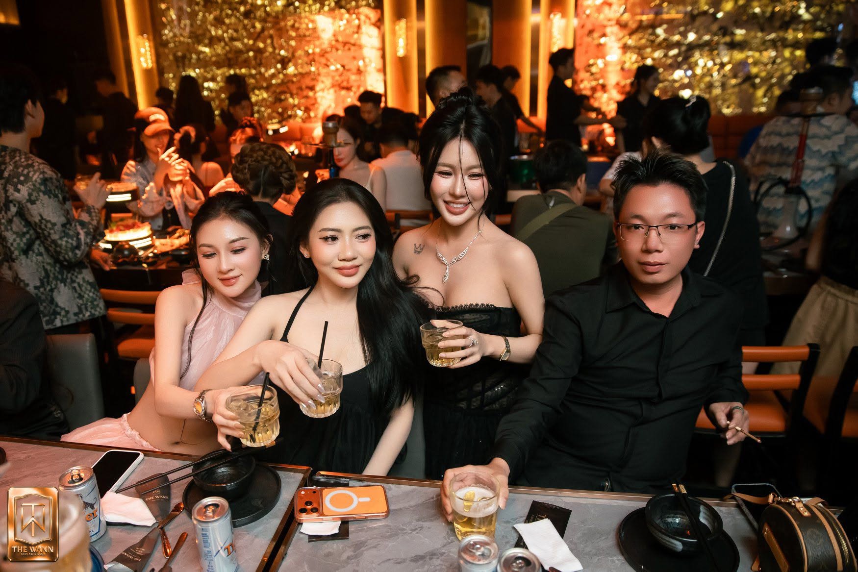 Liên hoan tại The Wann: đặt tiệc họp mặt ở Quận 1 – hình ảnh khách tại The Wann Saigon